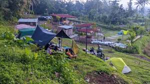 Pemandangan Desa Sumberarum dengan latar belakang pegunungan dan hamparan hijau